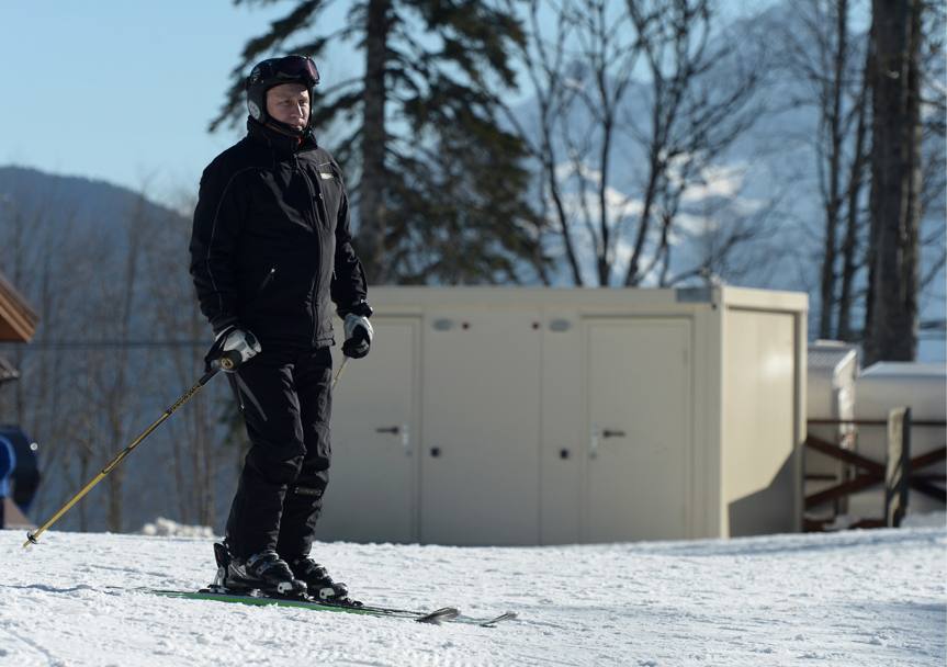 Putin mentre scia al Centro sci di fondo e biathlon 